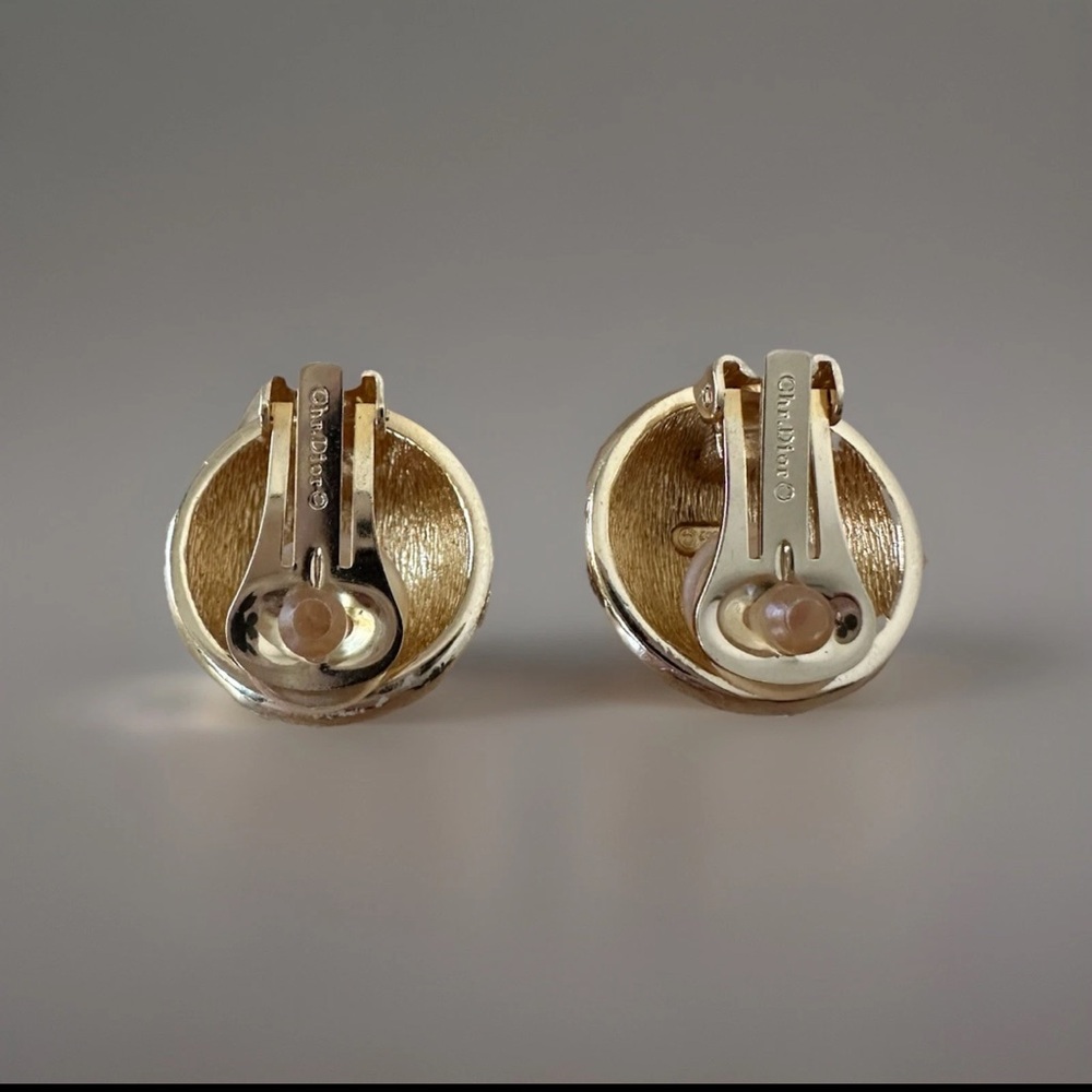 ⭐️ Dior Vintage Gold Plated Crystal Medallion Clip On Earrings - Picture 6 of 6